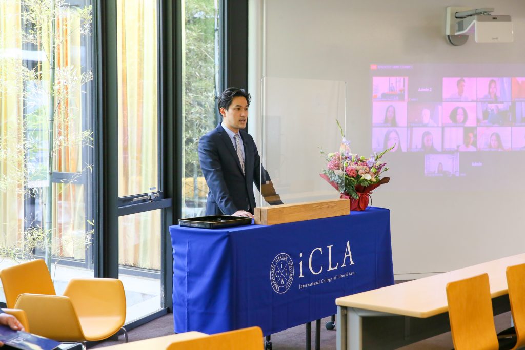 Yamanashi Gakuin University President giving a speech