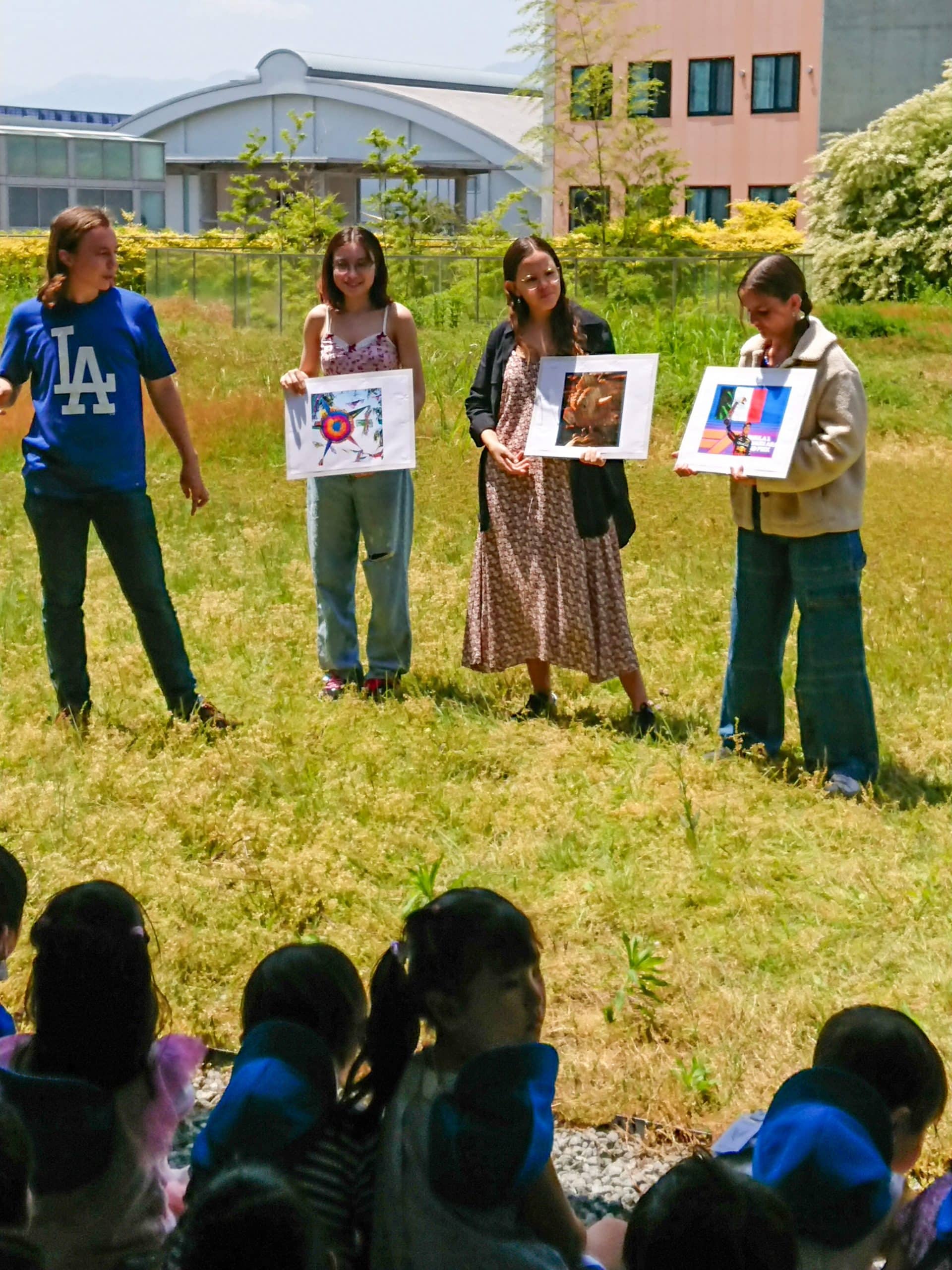 Yamanashi Gakuin Kindergarten students listen to the presentations of iCLA students. 