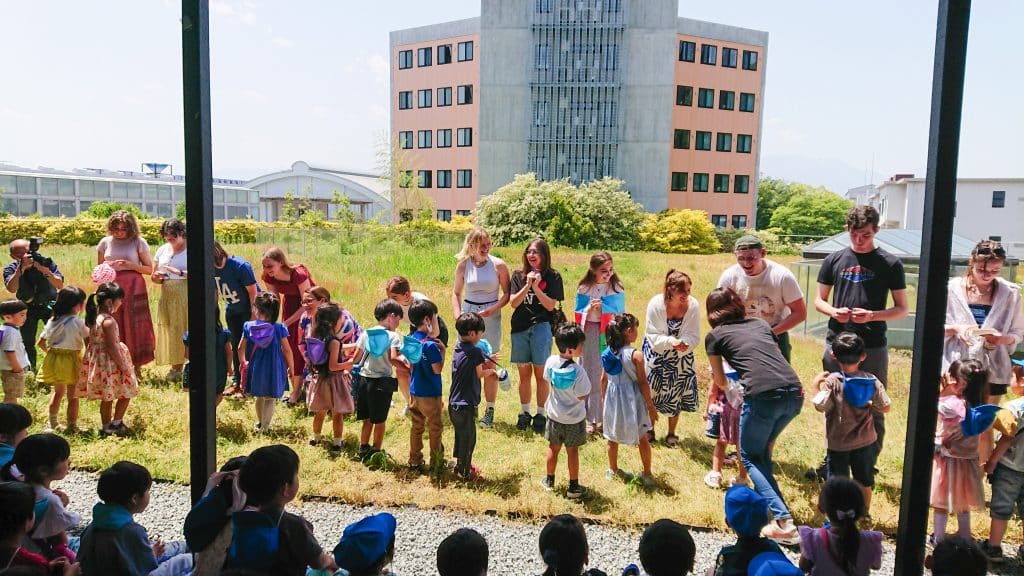 Yamanashi Gakuin Kindergarten students presented their origami gifts to iCLA students. 