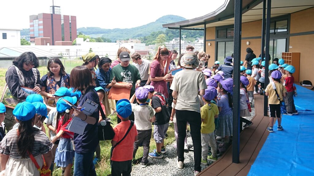 Yamanashi Gakuin Kindergarten students visit iCLA. 