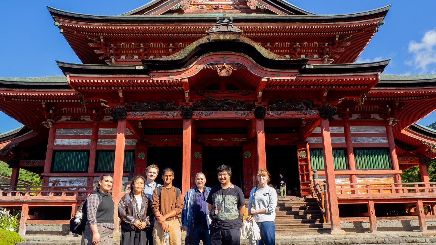 iCLA's Professor William Reed and the students who participated in the iEXPerience Program stand in front of Zenkoji Temple for a group photo.